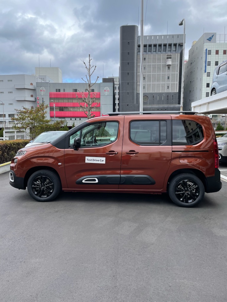 試乗車　メタリックコッパー。