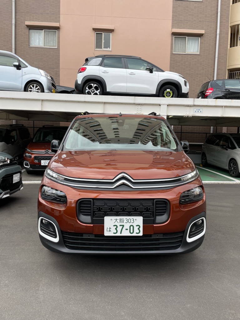試乗車　メタリックコッパー。