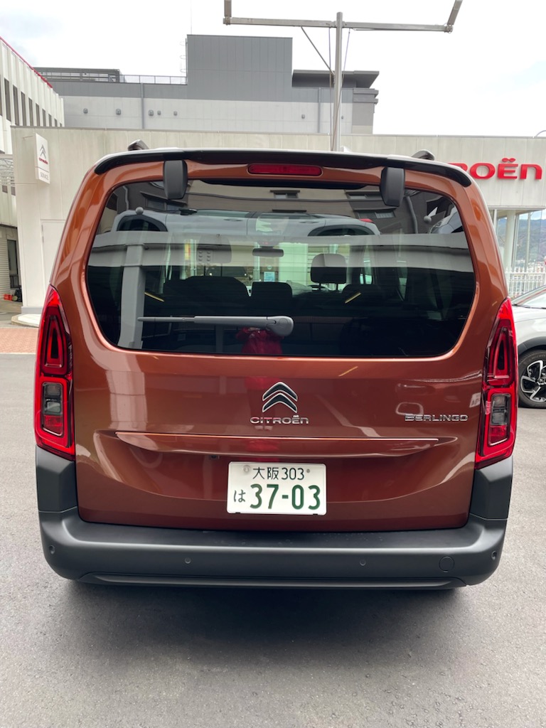 試乗車　メタリックコッパー。