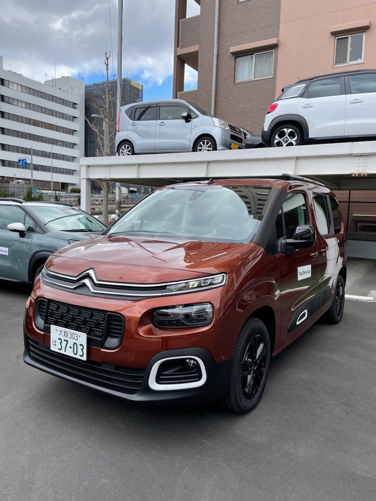 試乗車　メタリックコッパー。