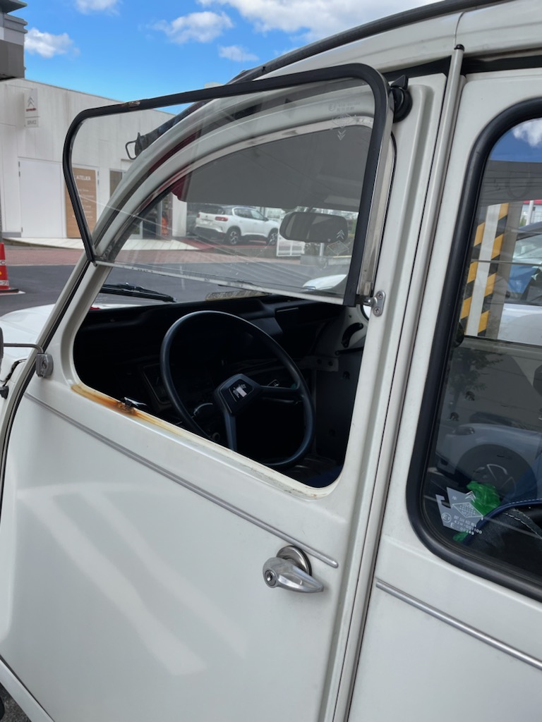 と～っても可愛い特別仕様の2ＣＶ。