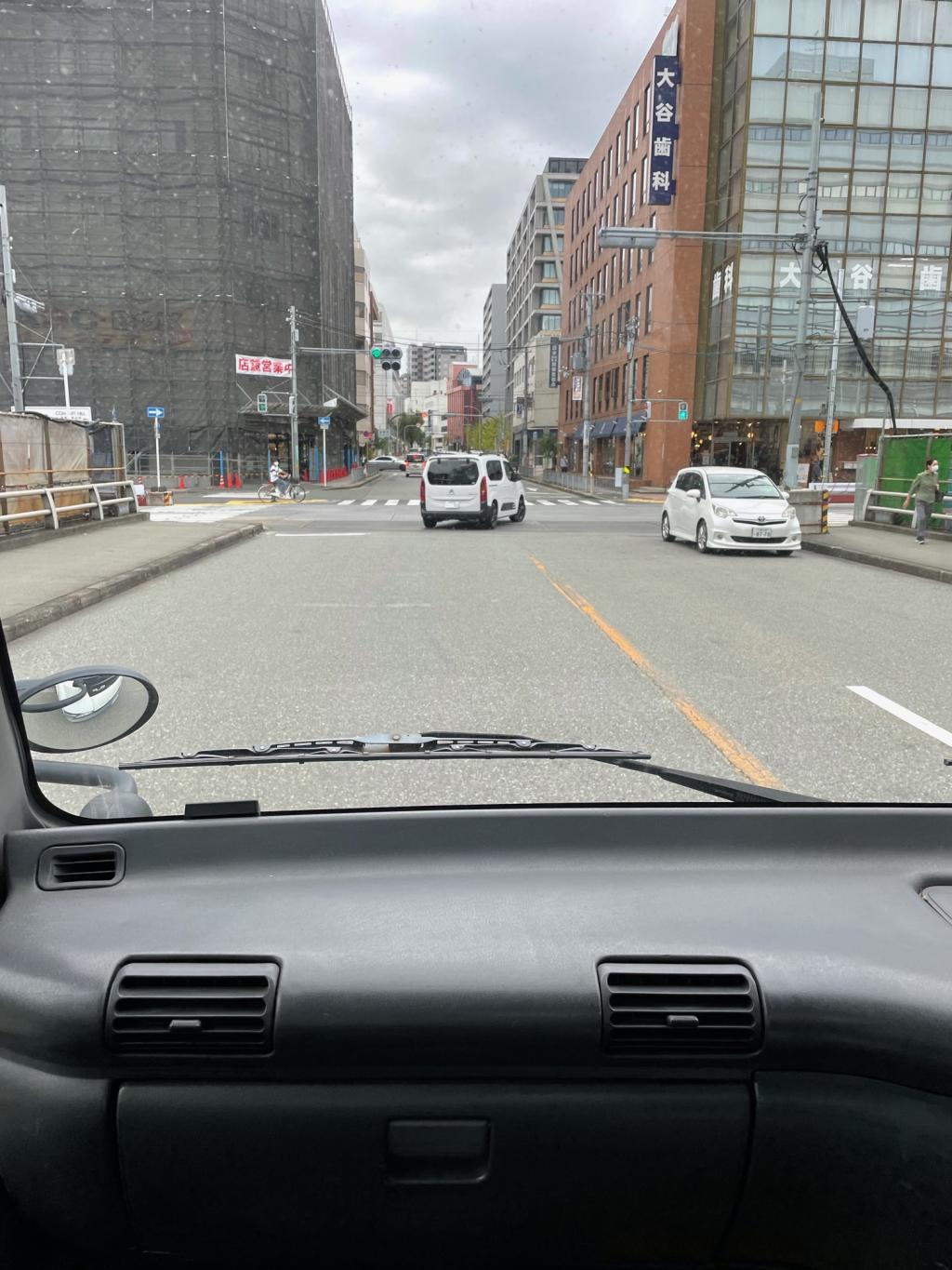 積載車の車窓から。