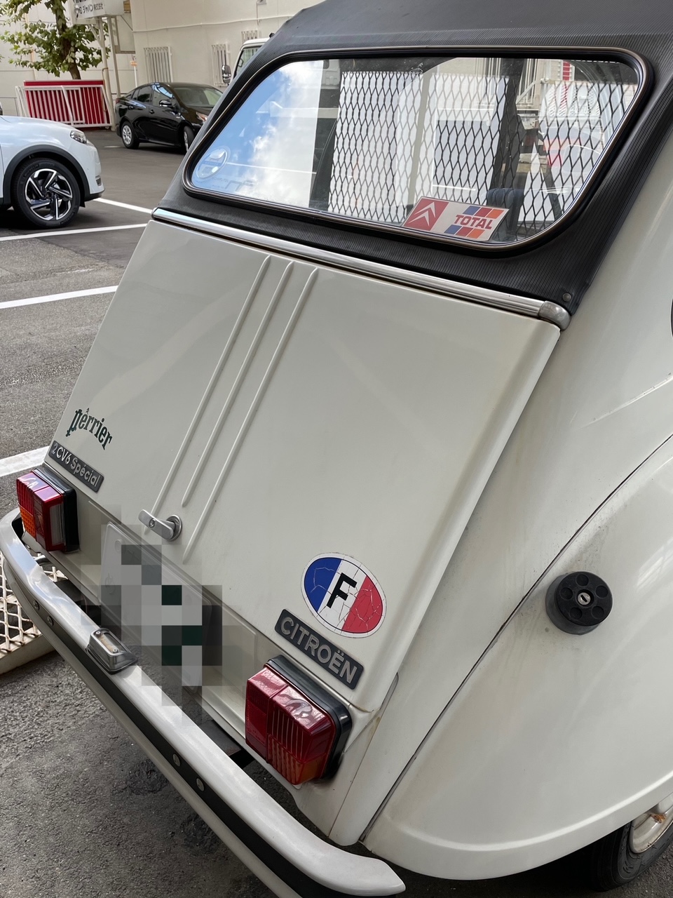 と～っても可愛い特別仕様の2ＣＶ。