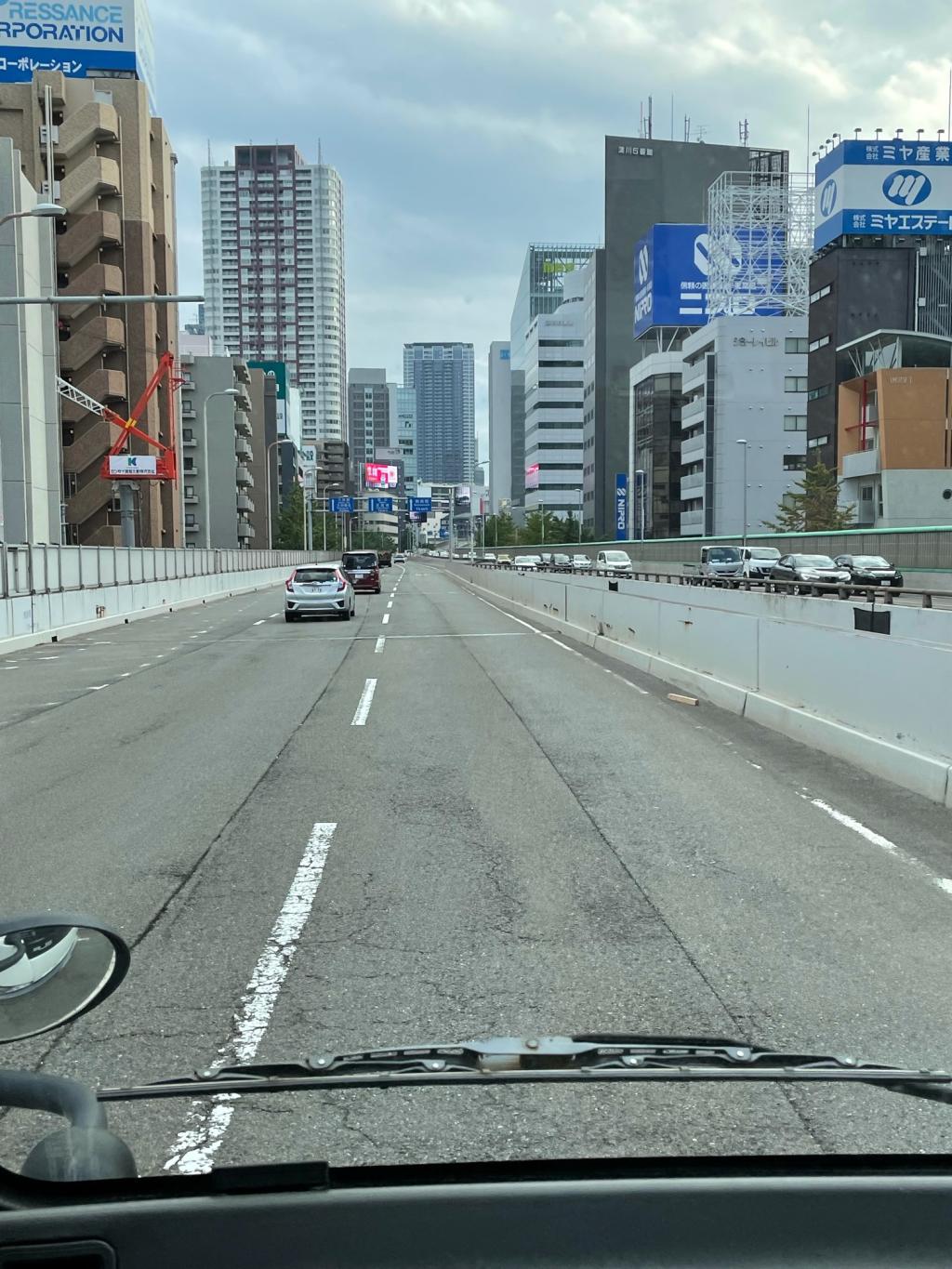 積載車の車窓から。