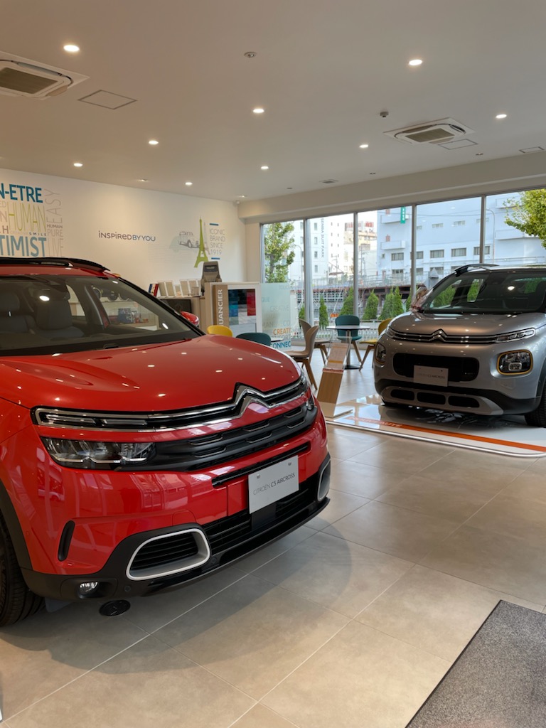 ショールームの展示車。